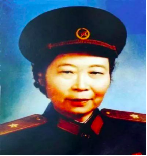 共和国第一女将，一生三段婚姻，膝下二十多子女却无一亲生