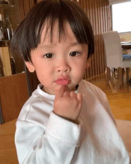 鄭嘉穎為大兒子慶生，2歲鄭承悅太會耍帥，陳凱琳自認“奶奶命”