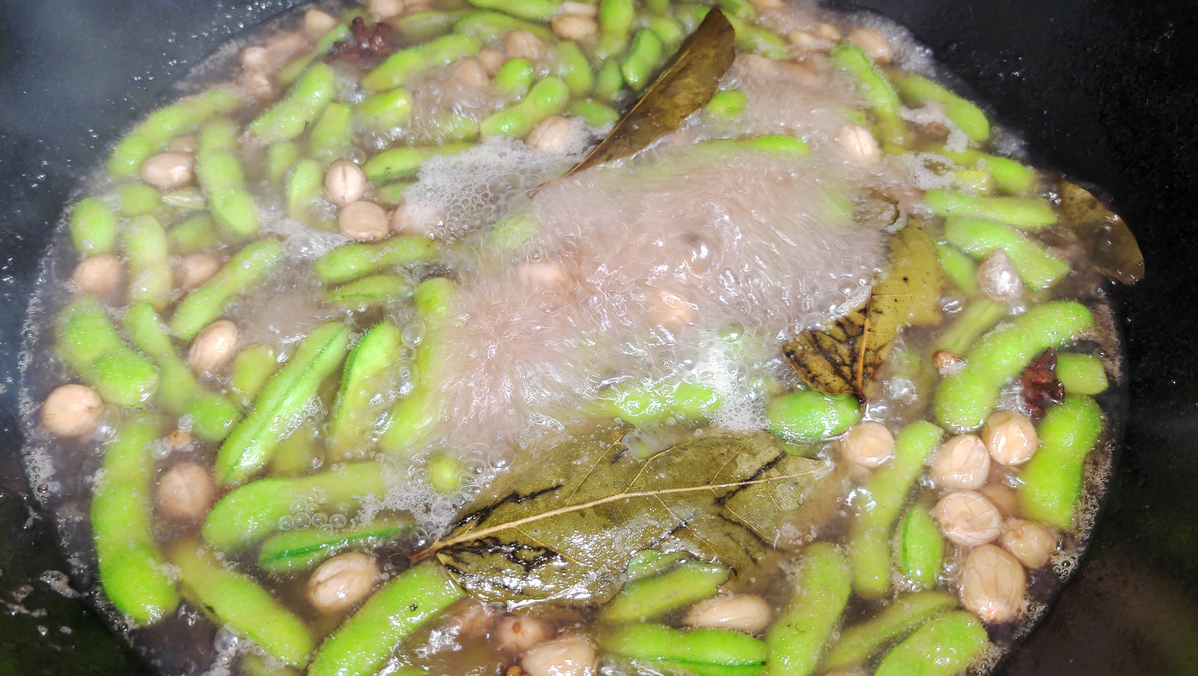 煮毛豆時，別直接下鍋煮，多加這1個小技巧，毛豆入味翠綠不發(fā)黃