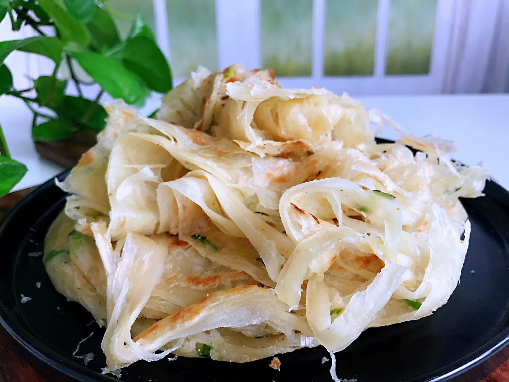 蔥花餅好吃的做法，一抻一卷，柔軟筋道，香酥多層，簡單還好吃