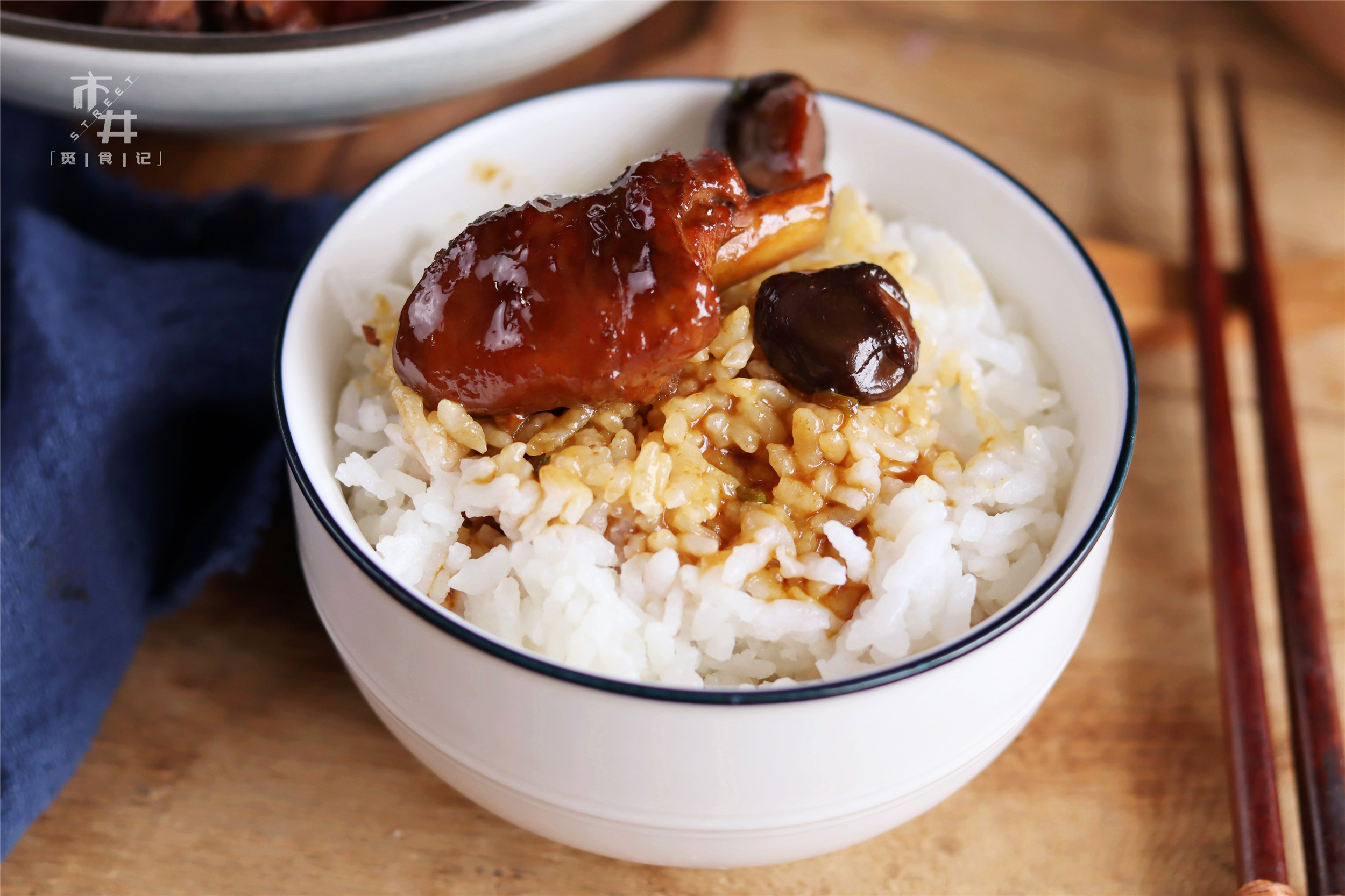 To cook yellow braised chicken rice, the restaurant chef teaches you one trick. When done right, the soup is fragrant and the chicken is tender