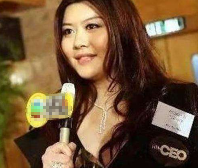 向华强和前妻的女儿，不愿和爸爸扯上关系，如今她优秀得让人羡慕