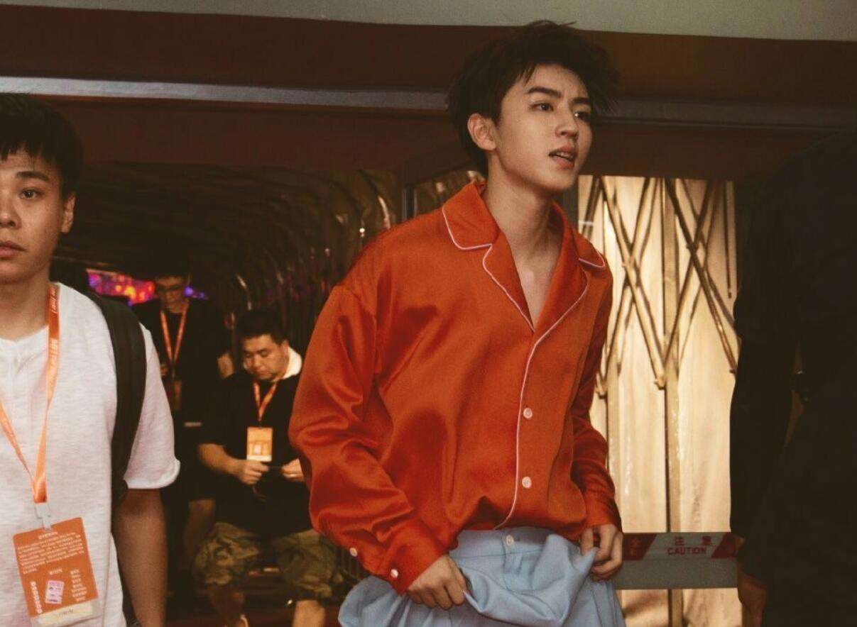 王俊凯节目现场发火，质疑评审团评审标准，粉