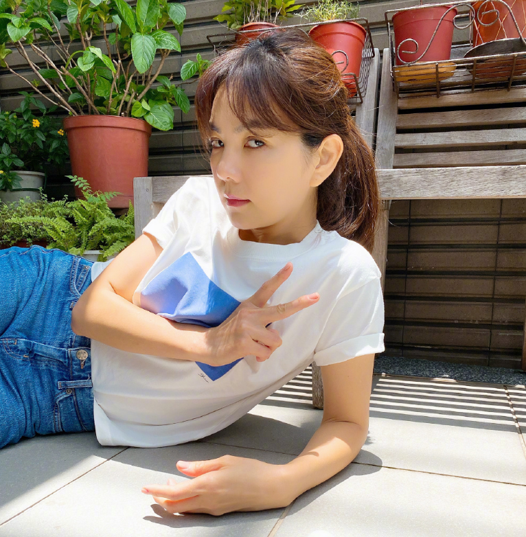 参观Ella的家，满屋纸皮箱，楼梯还是铁的，差点