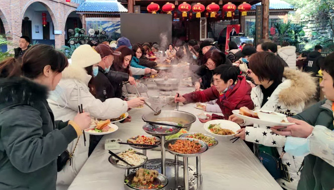 夷陵郊外“农家乐”，游客青睐“年猪宴”