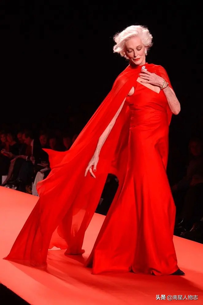 婚姻失败一夜白头，77岁被骗全部财产，84岁卡门重回T台巅峰