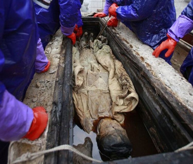 江苏现明朝女尸，百年不腐手上有块绿宝石，专家褪去衣物后：美女