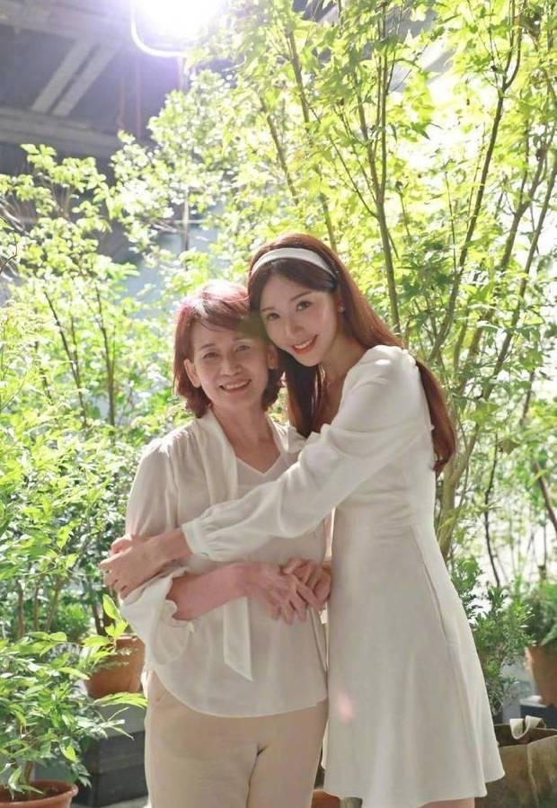 林志玲与妈妈合影，网友被腿上淤青吸引，引发猜测：被老公家暴？