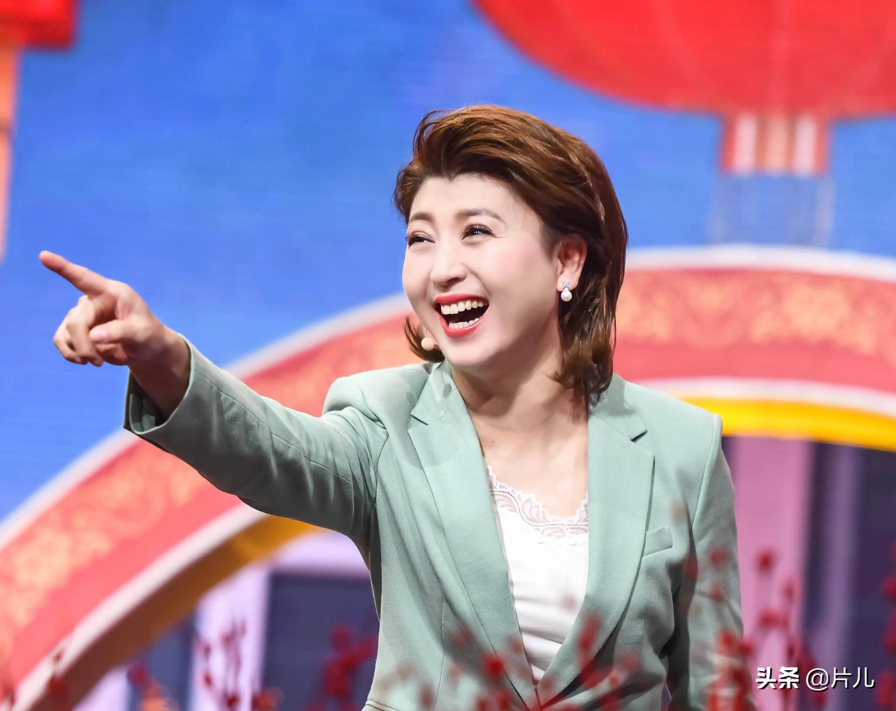 于月仙去世后，闫学晶发布带货视频遭谩骂，粉丝呼吁理性看待