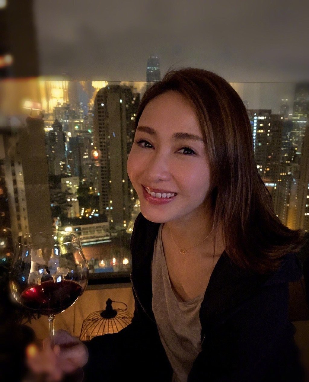 49岁黎姿晒性感美照，生四个子后依旧性感撩人，