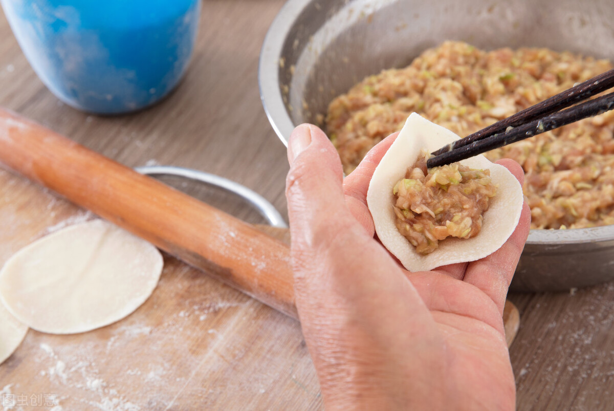 调制肉馅很简单，制作时多加两样调料，又鲜又嫩还多汁