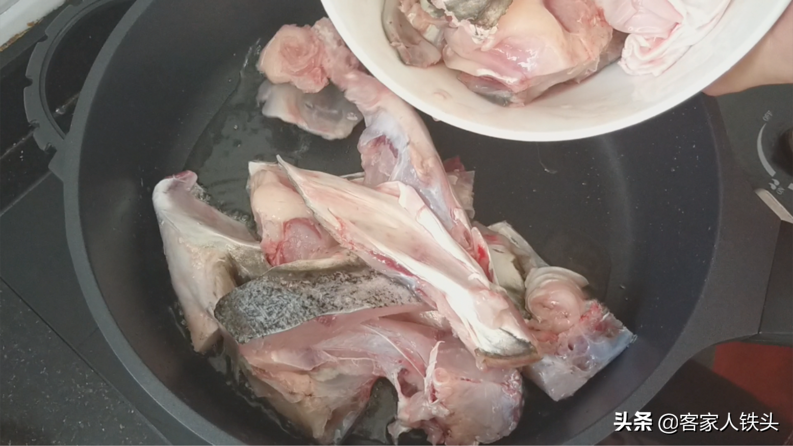 客家油豆腐配上1个鱼头，一道费饭菜做法，又香又滑闻到都流口水