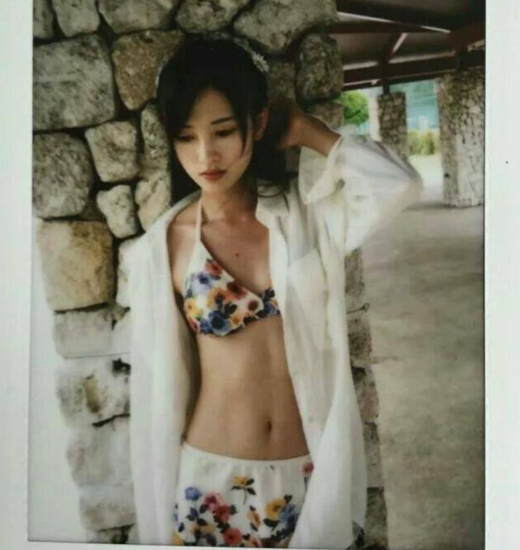 鞠婧祎昔日泳装照，脸整没整我不知道，但身材肯定没整过