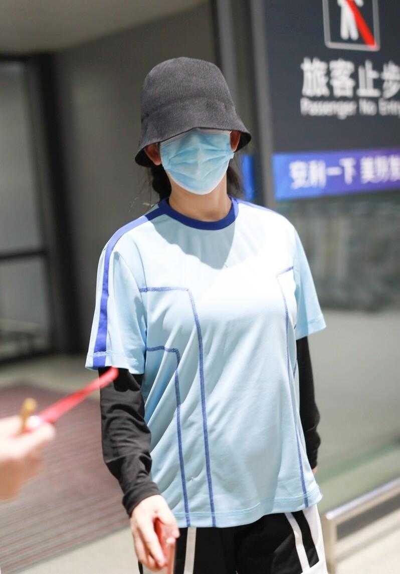 谢娜生二胎后不顾明星形象，穿运动装配瑜伽裤，身材像“大妈”