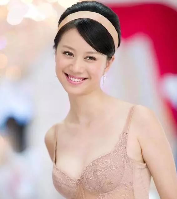 曾经的内衣女王，如今沦落为妈妈专业户，42岁中