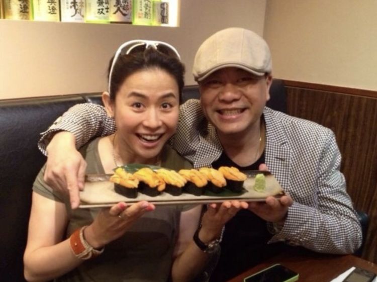 欧阳震华连续5年为宣萱庆生，两人贴脸合影似闺蜜，被喊话再合作