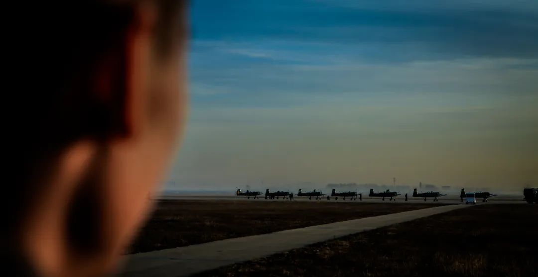 退伍后，那位初中学历的士官当了导演