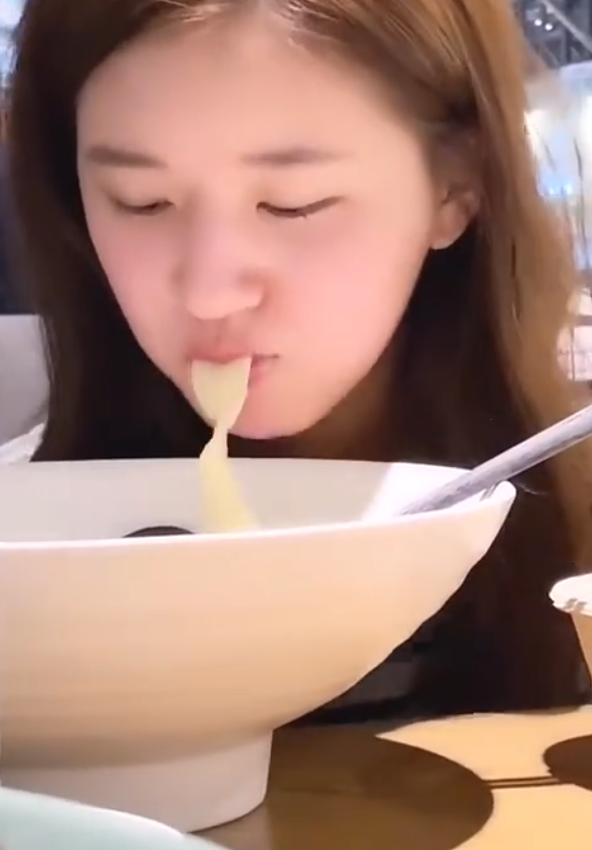 赵露思自称只吃一根宽面，当看清她碗的大小后，真当我傻啊？