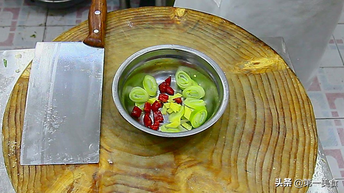 图片[5]-韭菜炒杂粮馒头做法  焦香酥脆 一大盘不够吃-起舞食谱网
