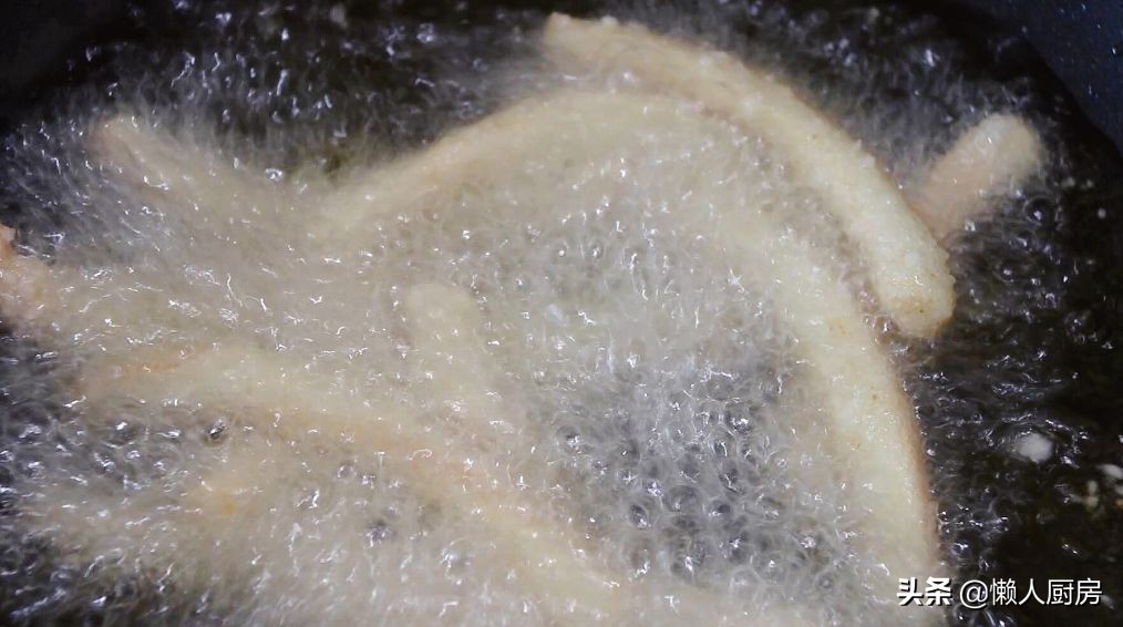 这是香酥鱿鱼条的做法，不要直接裹淀粉，这样处理一下，外壳更酥