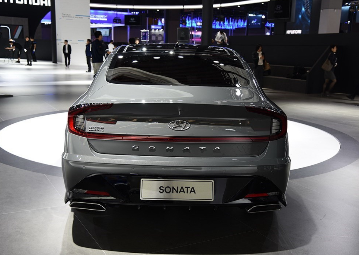 现代索纳塔年轻有活力，2.0T最大240马力，加速给力