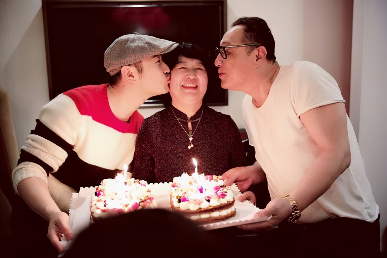 黃曉明43歲生日，兒子第一次為他唱生日歌，甜喊“爸爸我愛你”