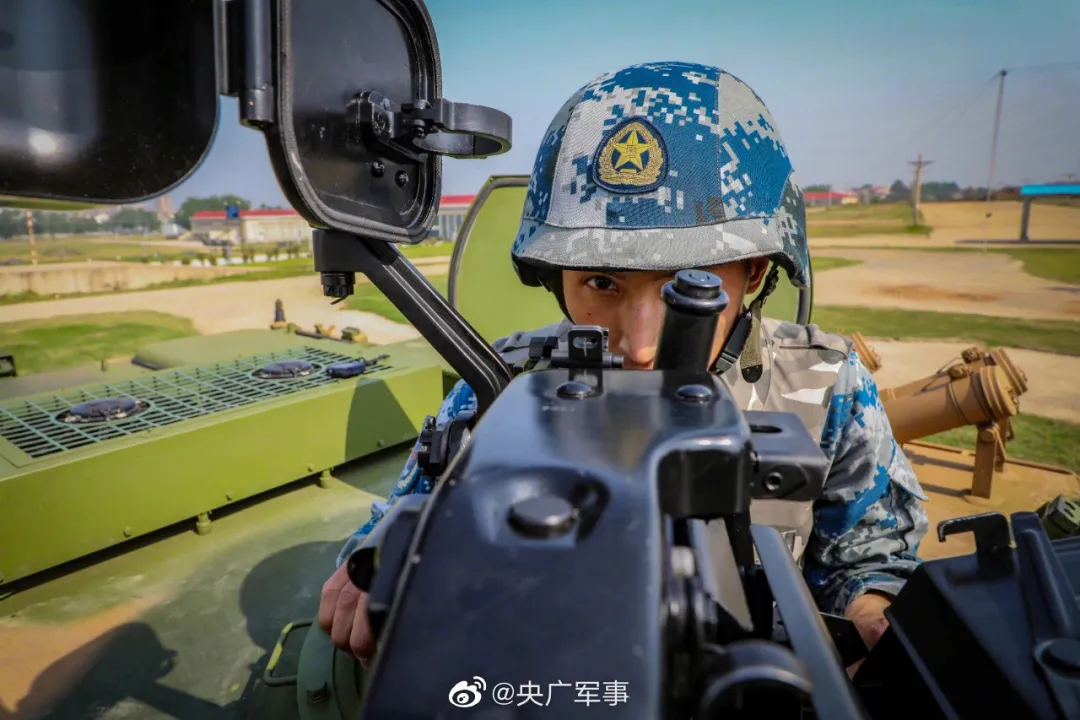 中国新型空降战车服役！在跨海峡作战中能发挥何种战术作用？