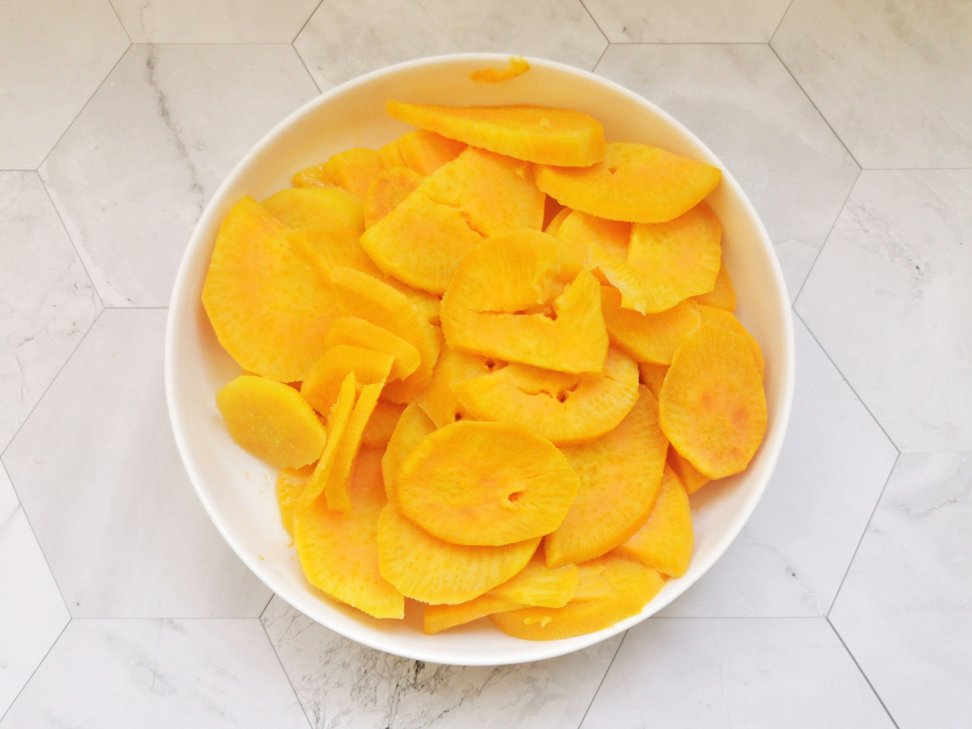 天冷，少吃水果多吃紅薯，2塊錢一斤，蒸熟烤一烤，甜品店賣20