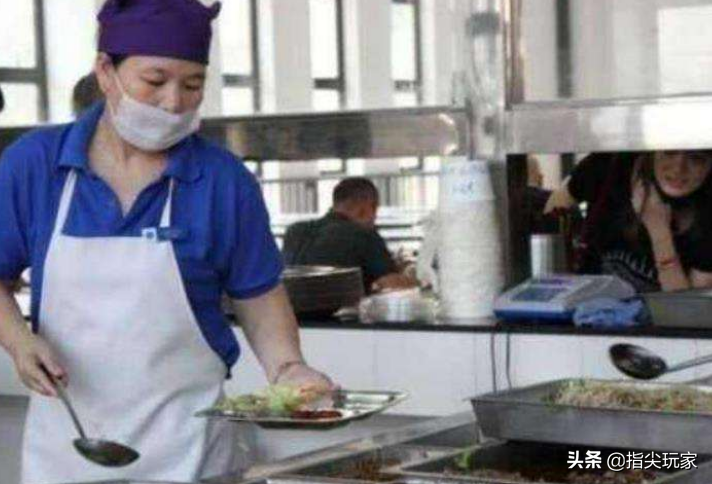 为何学校把菜倒掉，也不愿给学生多打，食堂阿姨说出“猫腻”