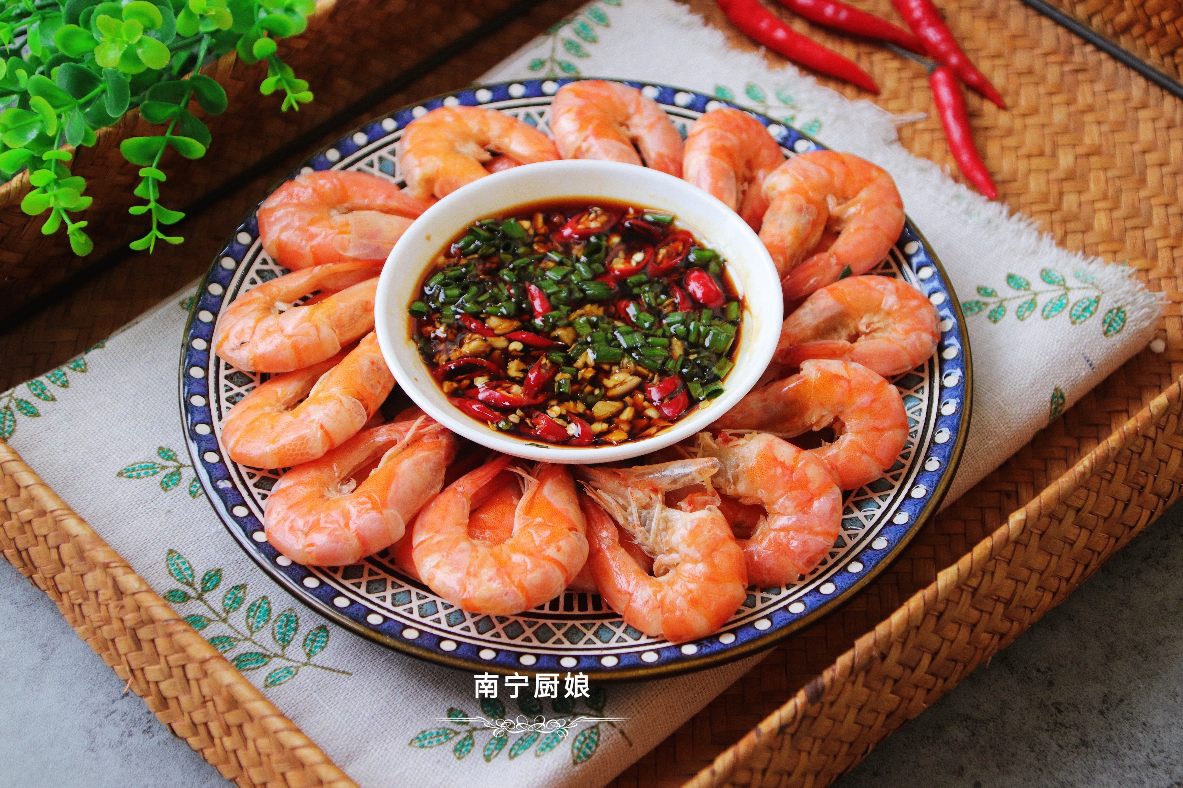 白灼大虾用清水煮就错了，老渔民教我一招，不放一滴水，鲜嫩弹牙