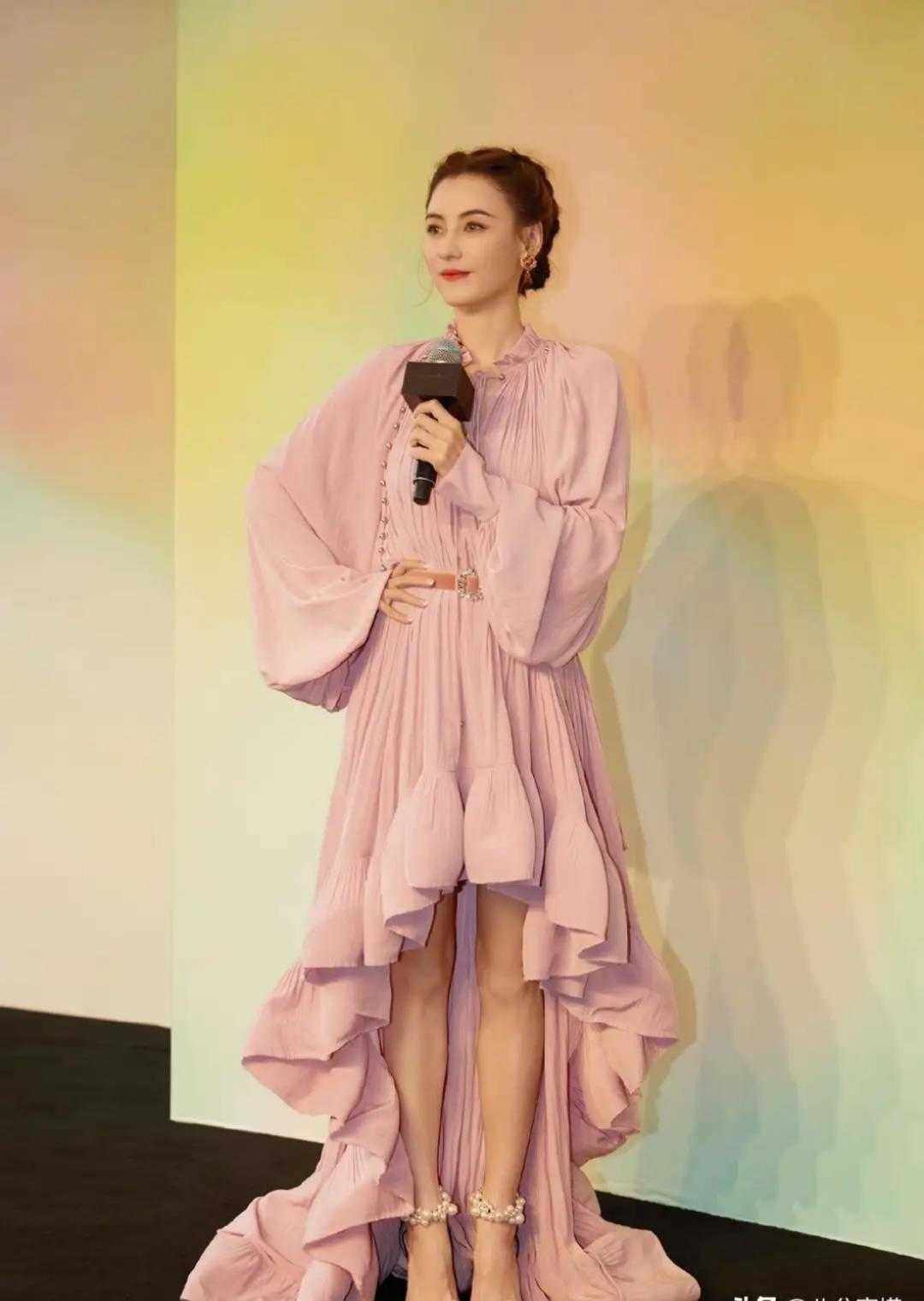 Cecilia Cheung has reached a new level of beauty again, wearing a naked  umbilical fitting flesh-colored stockings, this figure is too charming -  iNEWS