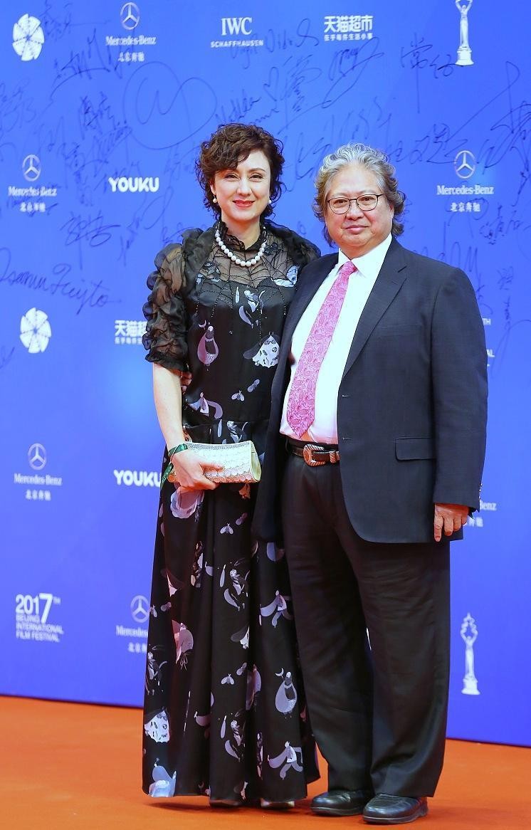 洪金寶現(xiàn)任妻子真是優(yōu)雅的代表，笑起來滿臉褶，但依舊氣質(zhì)高貴