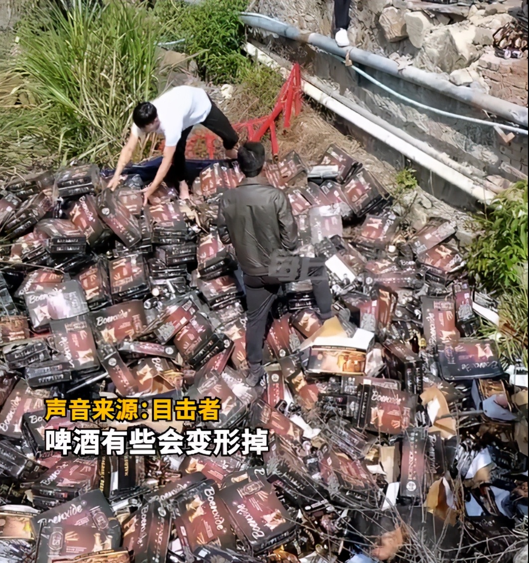 货车发生事故啤酒散落一地，老板现场叫卖，网友：商业奇才