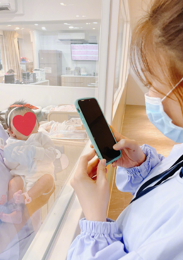 安以軒首曬女兒正面照，“娃寶”眼睛超大，果然長得比媽媽漂亮