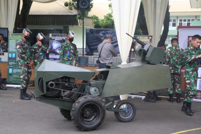 兩印造地面作戰機器人，有的像嬰兒車，有的直接用手扶拖拉機改裝