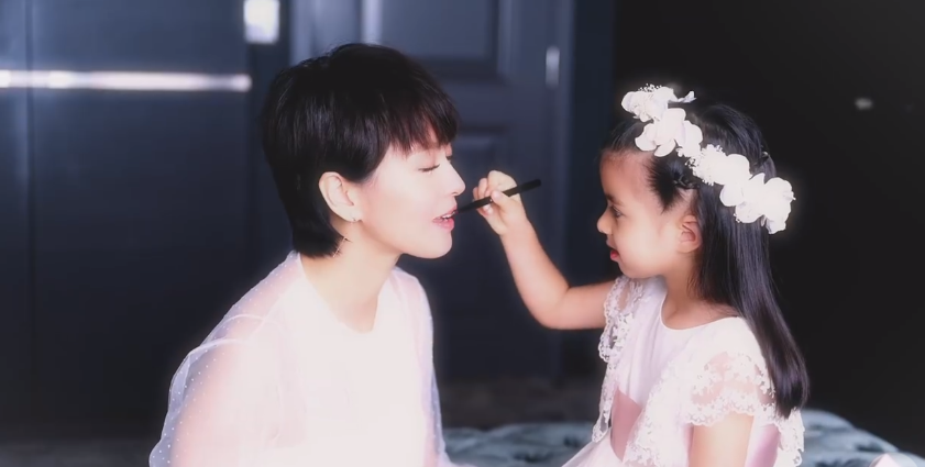 梁詠琪帶娃做蛋糕，45歲素顏真實，5歲混血女兒門牙掉光仍漂亮