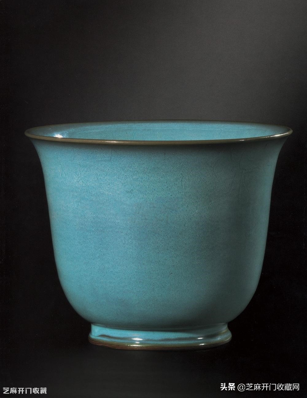 What are the characteristics of Ming Dynasty porcelain decoration and