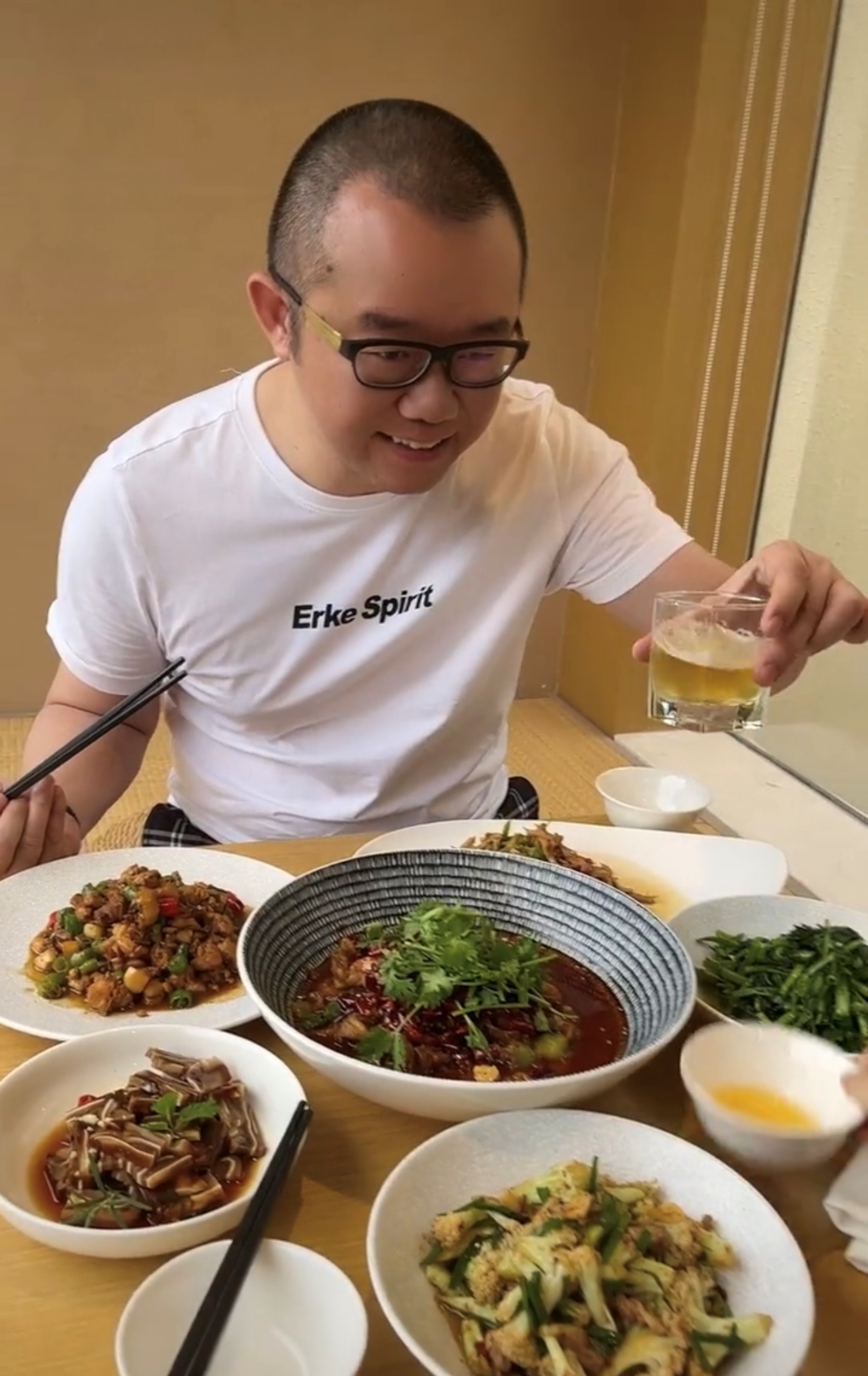 44岁涂磊隐退后仍潇洒！晒豪华别墅惹争议，疑开百万豪车生活滋润
