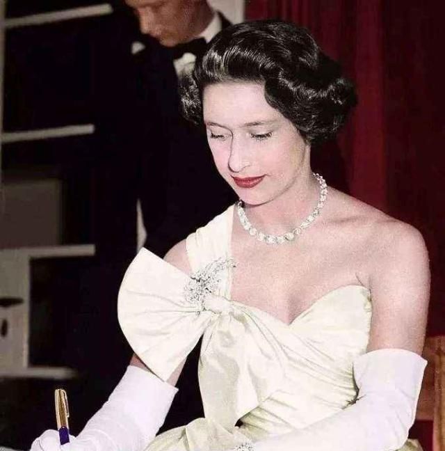 92岁英女王心爱的亲妹妹！罗马假日公主的原型，