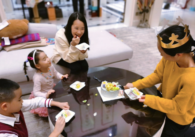 赵文卓为保姆“庆生”送奢华项链，3个孩子与保