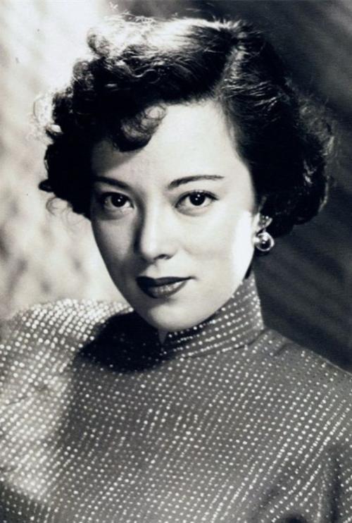 這個(gè)女漢奸在槍決前才發(fā)現(xiàn)是個(gè)日本人，她的歌曲中國人都耳熟能詳
