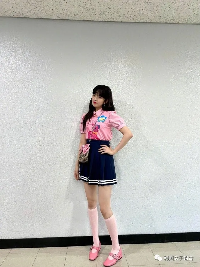完美复制小时候装扮的,昨天的这位女团爱豆