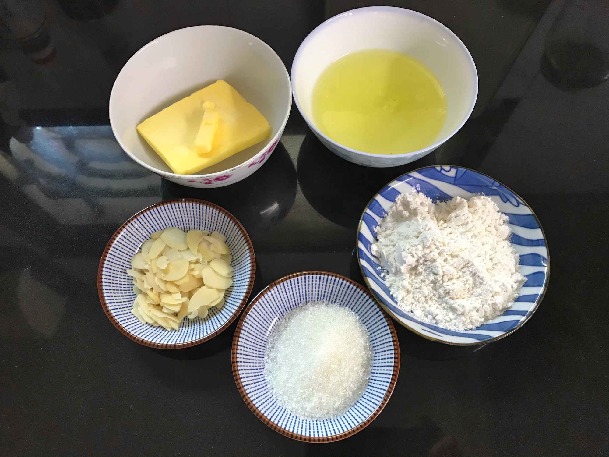 2個蛋清加1勺麵粉，不用打發拌勻就能烤，一口一個嘎嘣脆，真香