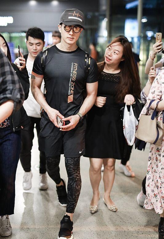 吴尊不愧是健身房CEO，T恤都要被肌肉撑开，这身材真的绝了