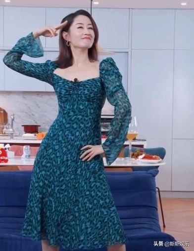 刘敏涛坐实姐圈一姐？分步骤解析女团舞台搞笑，刘涛秒变小迷妹