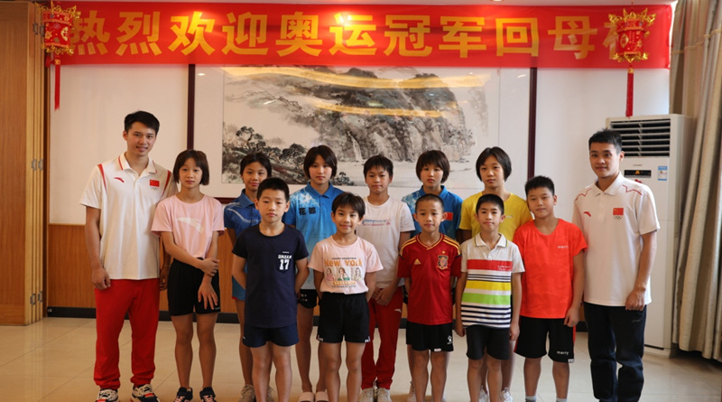 太逗！全红婵参会时无聊，自己玩水喝，发现被偷拍后立马把水咽了