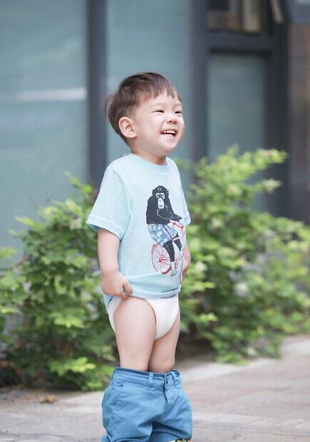 霍思燕晒儿子吃雪糕，嗯哼近期瘦出瓜子脸，网友直呼越来越像杜江