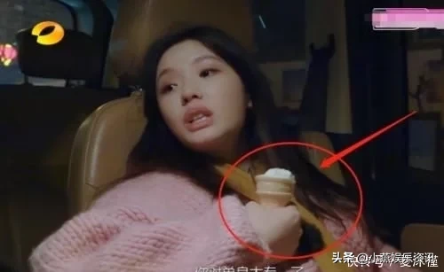 面对大大的冰淇淋，林允直接就上口，不是小口嘬，直接咬掉一大口