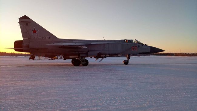 现役最大的战机有多大？和波音737停在一起时，