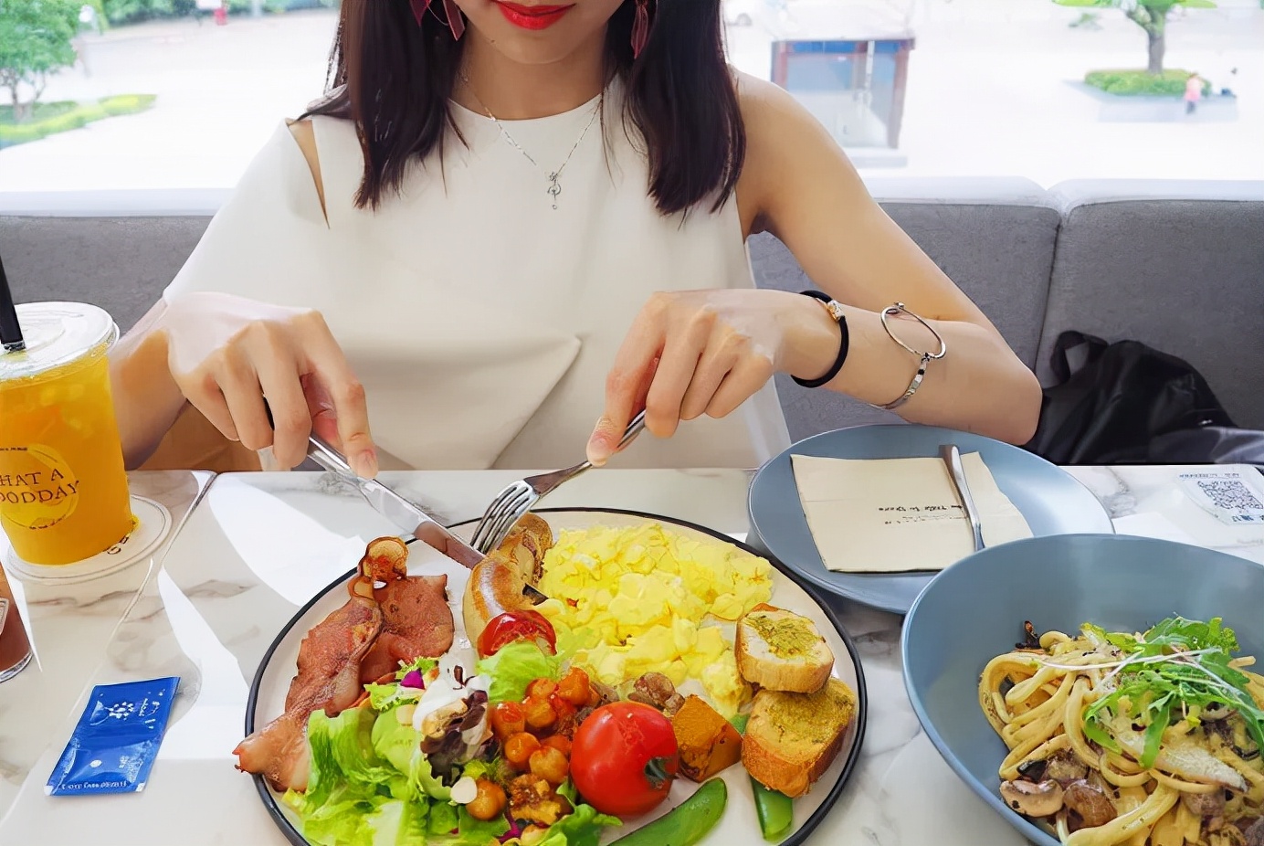 资本加持下的餐饮赛道里，再难觅轻食踪影，轻食不香了吗？